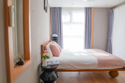 a bedroom with a bed and a window and a table at Midland Hotel-\u79cb\u8449\u539f8\u52064\u968e\u5efa\u30664LDK\u8cb8\u5207\u5225\u8358 in Tokyo