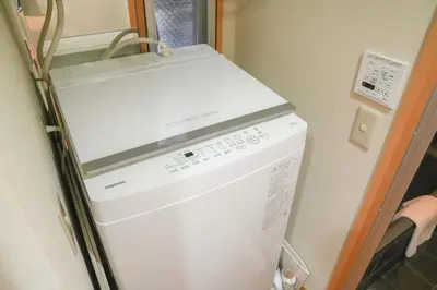 a white dishwasher in a room with a wall at Midland Hotel-\u79cb\u8449\u539f8\u52064\u968e\u5efa\u30664LDK\u8cb8\u5207\u5225\u8358 in Tokyo