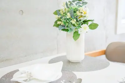 a vase filled with flowers sitting on a table at Midland Hotel-\u79cb\u8449\u539f8\u52064\u968e\u5efa\u30664LDK\u8cb8\u5207\u5225\u8358 in Tokyo