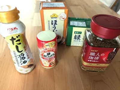 a table with two jars of food on a table at K's Casa西新井 駅徒歩4分 ディズニー車26分 56m2 ハンギングチェア 下町の快い暮らし in Tokyo