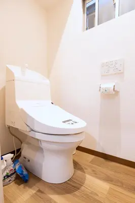 a bathroom with a white toilet in a room at K's Casa西新井 駅徒歩4分 ディズニー車26分 56m2 ハンギングチェア 下町の快い暮らし in Tokyo