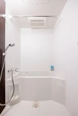 a white bathroom with a shower and a sink at \u30a2\u30f3\u30c9\u30b9\u30c6\u30a4\u767d\u91d16\u4e01\u76ee301 in Tokyo