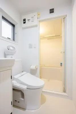 a white bathroom with a toilet and a shower at \u30a2\u30f3\u30c9\u30b9\u30c6\u30a4\u767d\u91d16\u4e01\u76ee301 in Tokyo