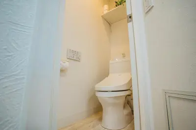 a small bathroom with a toilet and a shower at \u685c\u306e\u5ddd16 \u6c60\u888b\u4e00\u6238\u5efa \u6c60\u888b\u99c5 5\u5206 2-11\u4eba\u4e28Ikebukuro Villa Ikebukuro 5 minutes 2-11 people in Tokyo