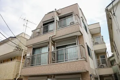 an apartment building with balconies on the side of it at \u30cf\u30a4\u30af\u30ec\u30b9\u30c8\u4e2d\u91ce202 in Tokyo