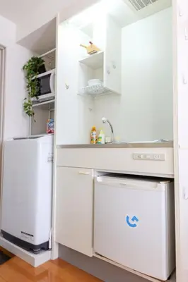 a white kitchen with a sink and a dishwasher at \u30cf\u30a4\u30af\u30ec\u30b9\u30c8\u4e2d\u91ce202 in Tokyo
