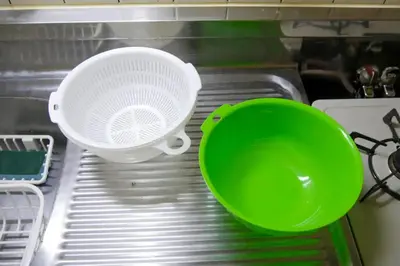 a green strainer and a green bowl on a rack at #3 -\u30a8\u30af\u30bb\u30eb\u6a4b\u7acb101- Entire Unit in Tokyo