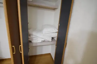 a closet with white pillows on a shelf at \u6587\u4eac\u533a\u8c4a\u5cf6\u533a\u5357\u5927\u585a in Tokyo