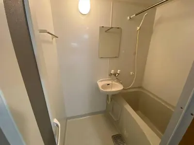 a small bathroom with a sink and a bath tub at \u6587\u4eac\u533a\u8c4a\u5cf6\u533a\u5357\u5927\u585a1 in Tokyo