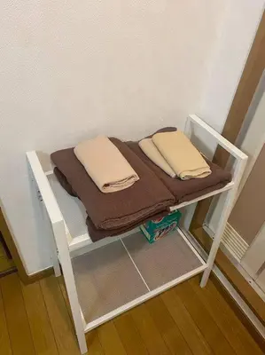 a white shelf with two blankets and towels on it at \u6587\u4eac\u533a\u8c4a\u5cf6\u533a\u5357\u5927\u585a1 in Tokyo
