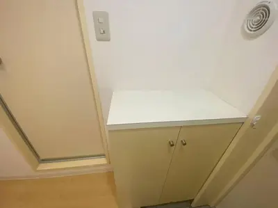 a kitchen with a white counter top in a room at \u6771\u4eac\u30e1\u30c8\u30ed\u4e38\u30ce\u5185\u7dda\u5f92\u6b691\u5206 in Tokyo