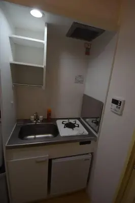 a small kitchen with a sink and a stove at \u6771\u4eac\u30e1\u30c8\u30ed\u4e38\u30ce\u5185\u7dda\u5f92\u6b691\u5206 in Tokyo
