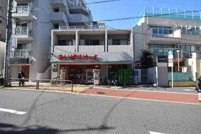 a building with a sign on the side of a street at \u6771\u4eac\u30e1\u30c8\u30ed\u4e38\u30ce\u5185\u7dda\u5f92\u6b691\u5206 in Tokyo