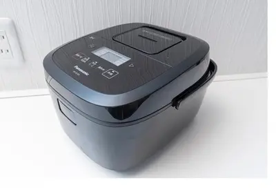 a black toaster sitting on top of a table at \u3077\u3075\u304bTK\u6771\u5411\u5cf61F -1min to Higashi Mukojima Sta 1F Cozy Stay Near Skytree Asakusa in Tokyo