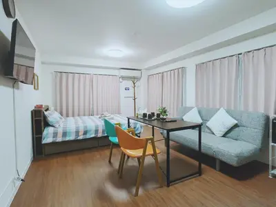 a living room with a couch and a table and a bed at #203WZNET\u6885\u5c4b\u6577\u99c52\u5206\u6a2a\u6d5c\u7fbd\u7530\u7a7a\u6e2f\u90fd\u5fc3\u4fbf\u5229\u5546\u5e97\u88571ldk\u5e83\u3044 in Tokyo
