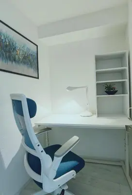 a white desk and a blue chair under a desk at #203WZNET\u6885\u5c4b\u6577\u99c52\u5206\u6a2a\u6d5c\u7fbd\u7530\u7a7a\u6e2f\u90fd\u5fc3\u4fbf\u5229\u5546\u5e97\u88571ldk\u5e83\u3044 in Tokyo