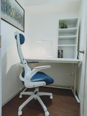 an office with a white desk and a blue and white chair at #203WZNET\u6885\u5c4b\u6577\u99c52\u5206\u6a2a\u6d5c\u7fbd\u7530\u7a7a\u6e2f\u90fd\u5fc3\u4fbf\u5229\u5546\u5e97\u88571ldk\u5e83\u3044 in Tokyo