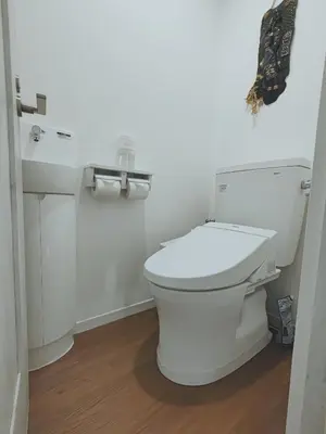 a white bathroom with a toilet and a sink at #203WZNET\u6885\u5c4b\u6577\u99c52\u5206\u6a2a\u6d5c\u7fbd\u7530\u7a7a\u6e2f\u90fd\u5fc3\u4fbf\u5229\u5546\u5e97\u88571ldk\u5e83\u3044 in Tokyo