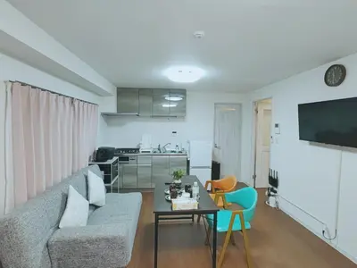a living room with a couch and a table at #203WZNET\u6885\u5c4b\u6577\u99c52\u5206\u6a2a\u6d5c\u7fbd\u7530\u7a7a\u6e2f\u90fd\u5fc3\u4fbf\u5229\u5546\u5e97\u88571ldk\u5e83\u3044 in Tokyo