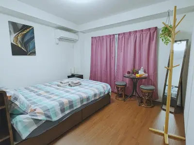 a bedroom with a bed and a table with two stools at #203WZNET\u6885\u5c4b\u6577\u99c52\u5206\u6a2a\u6d5c\u7fbd\u7530\u7a7a\u6e2f\u90fd\u5fc3\u4fbf\u5229\u5546\u5e97\u88571ldk\u5e83\u3044 in Tokyo