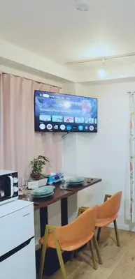 a kitchen with a table and two chairs and a tv on the wall at #301WZNET\u6885\u5c4b\u6577\u99c52\u5206\u6a2a\u6d5c\u7fbd\u7530\u7a7a\u6e2f\u90fd\u5fc3\u4fbf\u5229\u5546\u5e97\u88571k\u9759\u304b\u306a\u753a in Tokyo