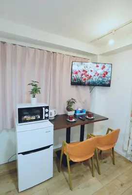 a kitchen with a table and a microwave at #301WZNET\u6885\u5c4b\u6577\u99c52\u5206\u6a2a\u6d5c\u7fbd\u7530\u7a7a\u6e2f\u90fd\u5fc3\u4fbf\u5229\u5546\u5e97\u88571k\u9759\u304b\u306a\u753a in Tokyo