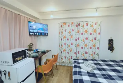 a room with a bed and a desk and a tv at #301WZNET\u6885\u5c4b\u6577\u99c52\u5206\u6a2a\u6d5c\u7fbd\u7530\u7a7a\u6e2f\u90fd\u5fc3\u4fbf\u5229\u5546\u5e97\u88571k\u9759\u304b\u306a\u753a in Tokyo