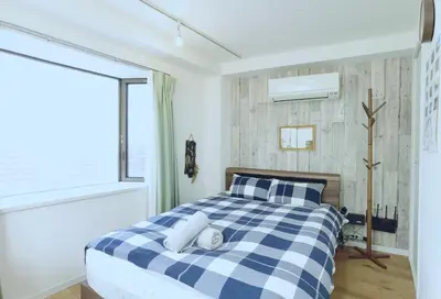 a bedroom with a blue and white checkered bed at #301WZNET\u6885\u5c4b\u6577\u99c52\u5206\u6a2a\u6d5c\u7fbd\u7530\u7a7a\u6e2f\u90fd\u5fc3\u4fbf\u5229\u5546\u5e97\u88571k\u9759\u304b\u306a\u753a in Tokyo
