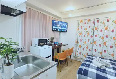 a small kitchen with a sink and a kitchen with a sink at #301WZNET\u6885\u5c4b\u6577\u99c52\u5206\u6a2a\u6d5c\u7fbd\u7530\u7a7a\u6e2f\u90fd\u5fc3\u4fbf\u5229\u5546\u5e97\u88571k\u9759\u304b\u306a\u753a in Tokyo