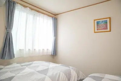 a bedroom with a bed and a window at \u30b9\u30ab\u30a4\u30c4\u30ea\u30fc\u524d\u62bc\u4e0a\u99c5\u65b0\u7bc9\u30f4\u30a3\u30e9\u7a7a\u6e2f\u76f4\u901a in Tokyo