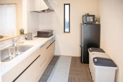 a kitchen with a sink and a refrigerator at \u30b9\u30ab\u30a4\u30c4\u30ea\u30fc\u524d\u62bc\u4e0a\u99c5\u65b0\u7bc9\u30f4\u30a3\u30e9\u7a7a\u6e2f\u76f4\u901a in Tokyo