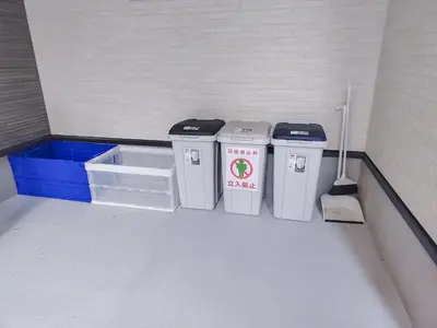 three trash cans sitting in a corner of a room at \u30b9\u30ab\u30a4\u30c4\u30ea\u30fc\u524d\u62bc\u4e0a\u99c5\u65b0\u7bc9\u30f4\u30a3\u30e9\u7a7a\u6e2f\u76f4\u901a in Tokyo