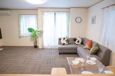 a living room with a couch and a table at \u30b9\u30ab\u30a4\u30c4\u30ea\u30fc\u524d\u62bc\u4e0a\u99c5\u65b0\u7bc9\u30f4\u30a3\u30e9\u7a7a\u6e2f\u76f4\u901a in Tokyo