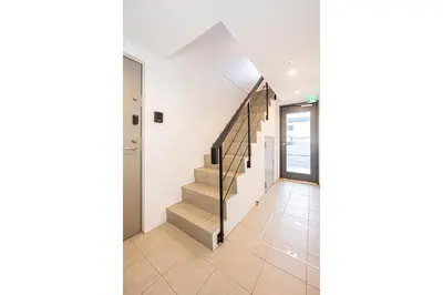 an empty hallway with stairs in a house at Toggle\u30a2\u30d1\u30fc\u30c8\u83ca\u5ddd\u99c5\u304b\u3089\u5f92\u6b69 in Tokyo