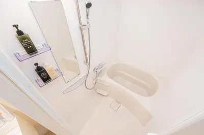 a bathroom with a sink and a mirror at Toggle\u30a2\u30d1\u30fc\u30c8\u83ca\u5ddd\u99c5\u304b\u3089\u5f92\u6b69 in Tokyo