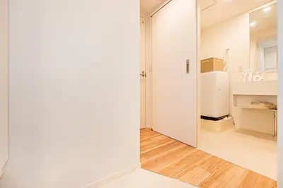 a room with a white door and a refrigerator at Toggle\u30a2\u30d1\u30fc\u30c8\u83ca\u5ddd\u99c5\u304b\u3089\u5f92\u6b69 in Tokyo