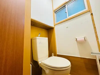a small bathroom with a toilet with a window at shibuya sakaraku-SY0027 in Tokyo