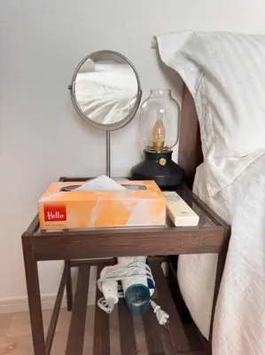 a table with a mirror and a lamp on a bed at \u68ee\u4e0b\u99c52\u5206\u4e21\u56fd\u99c57\u5206Skytreeview401 in Tokyo