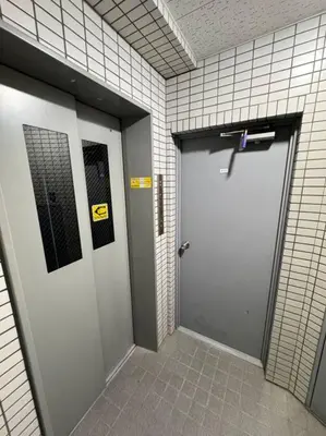 a bathroom with two white doors and a tile wall at \u68ee\u4e0b\u99c52\u5206\u4e21\u56fd\u99c57\u5206Skytreeview401 in Tokyo