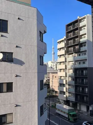 a view of a city with tall buildings and a bus at \u68ee\u4e0b\u99c52\u5206\u4e21\u56fd\u99c57\u5206Skytreeview401 in Tokyo