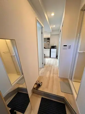 a hallway with a mirror and a room with a kitchen at \u68ee\u4e0b\u99c52\u5206\u4e21\u56fd\u99c57\u5206Skytreeview401 in Tokyo