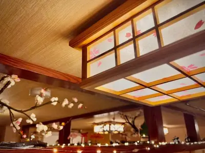 a ceiling with windows in a restaurant with a tree at \u4e0a\u91ce\u516c\u56ed\u65c1\u65e5\u5f0f\u6c11\u5bbf3 in Tokyo