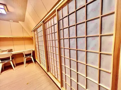 a room with large windows and a table and chairs at \u4e0a\u91ce\u516c\u56ed\u65c1\u65e5\u5f0f\u6c11\u5bbf3 in Tokyo