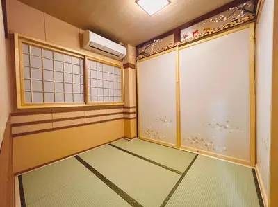 an empty room with a door and windows at \u4e0a\u91ce\u516c\u56ed\u65c1\u65e5\u5f0f\u6c11\u5bbf3 in Tokyo
