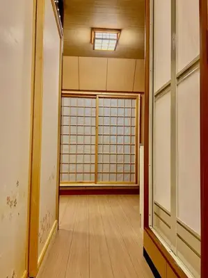 an empty room with a hallway with a window at \u4e0a\u91ce\u516c\u56ed\u65c1\u65e5\u5f0f\u6c11\u5bbf3 in Tokyo