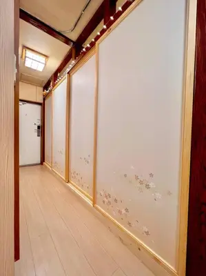 an empty room with a large glass wall at \u4e0a\u91ce\u516c\u56ed\u65c1\u65e5\u5f0f\u6c11\u5bbf3 in Tokyo