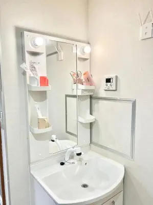 a white bathroom with a sink and a mirror at \u4e0a\u91ce\u516c\u56ed\u65c1\u65e5\u5f0f\u6c11\u5bbf3 in Tokyo