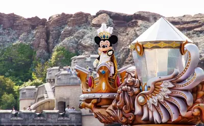 a statue of a dog wearing a crown on top of a castle at #8 -\u30a2\u30a4\u30e0\u30bf\u30a6\u30f3\u5357\u845b\u897f- Entire Unit in Tokyo