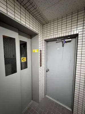 a bathroom with a white door and a doorway at \u68ee\u4e0b\u99c52\u5206 sky tree view 501 in Tokyo