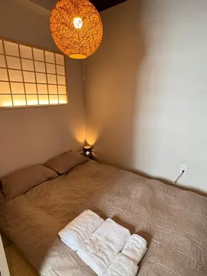 a bedroom with a bed with two towels on it at \u68ee\u4e0b\u99c52\u5206 sky tree view 501 in Tokyo